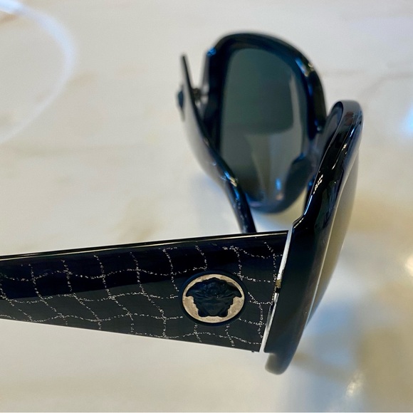 versace sunglasses 4219

Great, used condition, includes case - Picture 3 of 3